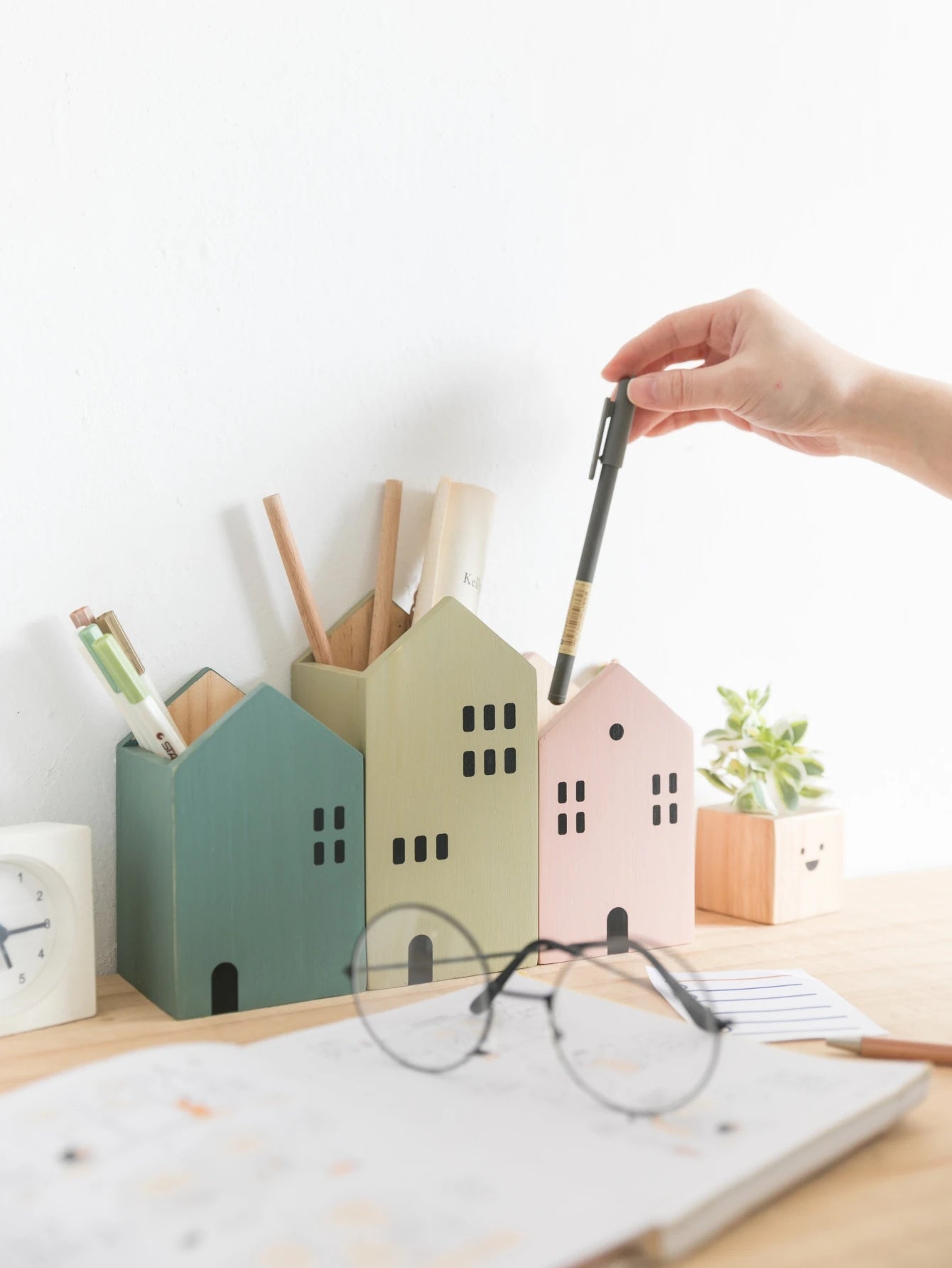 🏡 Boho Wooden Cartoon House Pen Holder – Handcrafted Desk Organizer for Office, Makeup & Home Decor