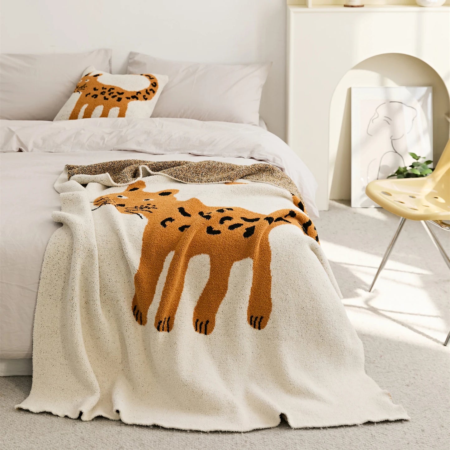 Cozy Knitted Cheetah Cat Blanket – Soft Microfiber Jacquard Throw for Bed, Sofa & Travel